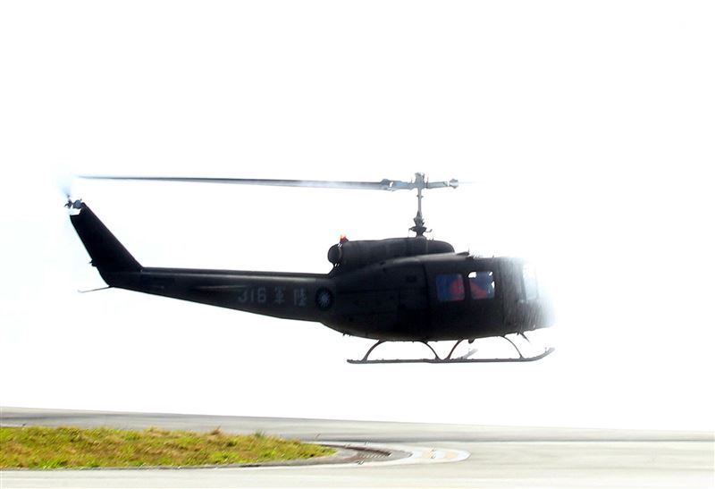 奮鬥將近50年的老戰友UH-1H直升機，正式卸下戎裝，為自己的服役生涯畫下了完美句點。。（記者邱榮吉/台中拍攝）