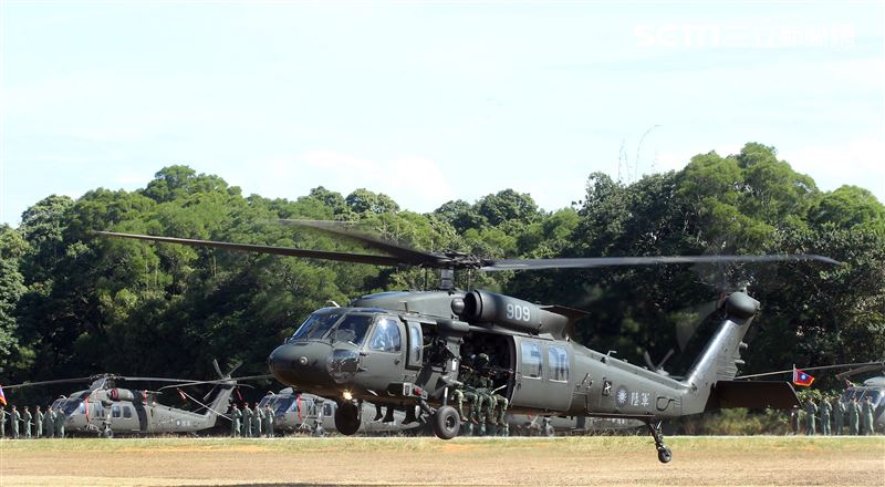 UH-60M黑鷹直升機正式加入國軍戰鬥序列，共同肩負起保家衛國的光榮使命。。（記者邱榮吉/台中拍攝）