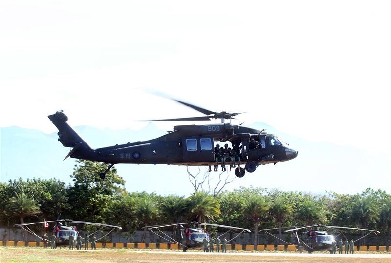 UH-60M黑鷹直升機正式加入國軍戰鬥序列，共同肩負起保家衛國的光榮使命。。（記者邱榮吉/台中拍攝）