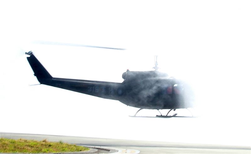 奮鬥將近50年的老戰友UH-1H直升機，正式卸下戎裝，為自己的服役生涯畫下了完美句點。。（記者邱榮吉/台中拍攝）