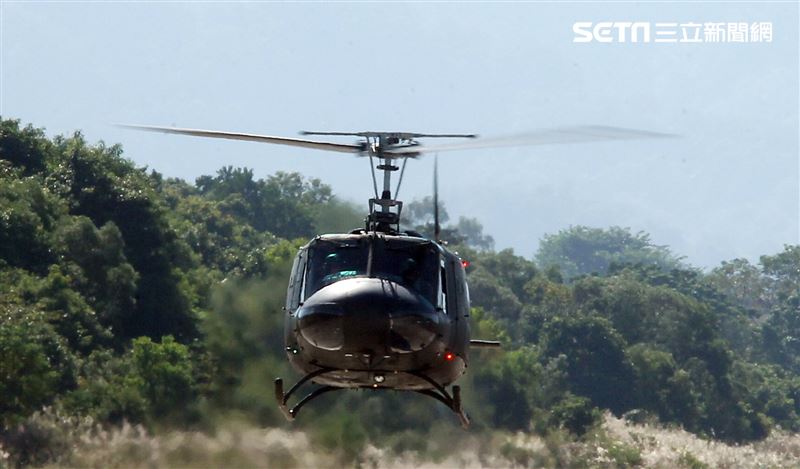 奮鬥將近50年的老戰友UH-1H直升機，正式卸下戎裝，為自己的服役生涯畫下了完美句點。。（記者邱榮吉/台中拍攝）