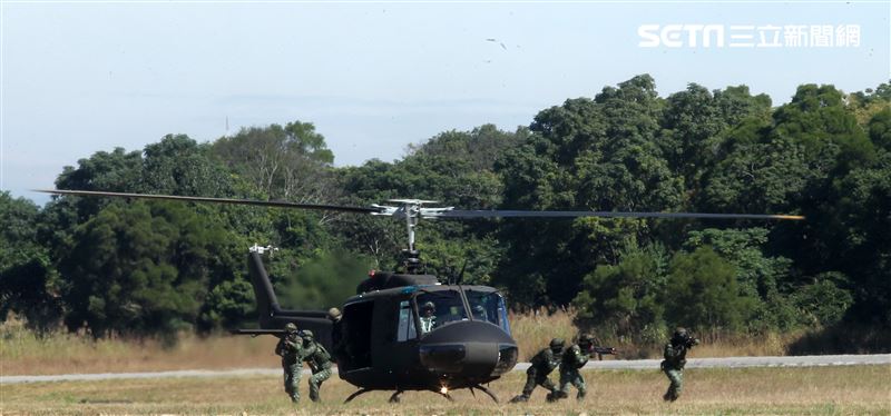 奮鬥將近50年的老戰友UH-1H直升機，正式卸下戎裝，為自己的服役生涯畫下了完美句點。。（記者邱榮吉/台中拍攝）