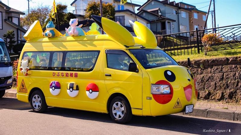 騎電動單車秋遊釧路　遇到皮卡丘專車