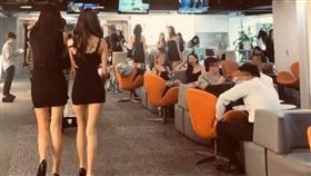 外部訓練,公司,正妹,美尻,洋裝　圖／翻攝加藤軍路邊隨手拍