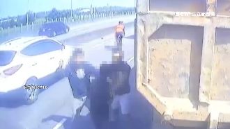 持棍棒下車想教訓　他反遭痛毆一頓