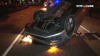 「你喝少你開車」下場自撞分隔島翻車