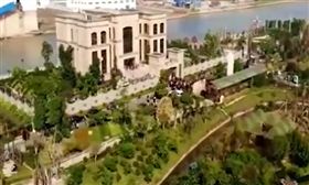 豪宅違建下場慘！主人目睹「5億被炸光」…與家人抱頭痛哭（圖／翻攝自微博）