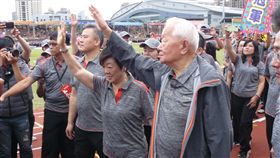 張忠謀出席台積電運動會台積電創辦人張忠謀（右）出席台積電運動會，向台積電員工揮手致意。中央社記者張建中攝　108年11月2日