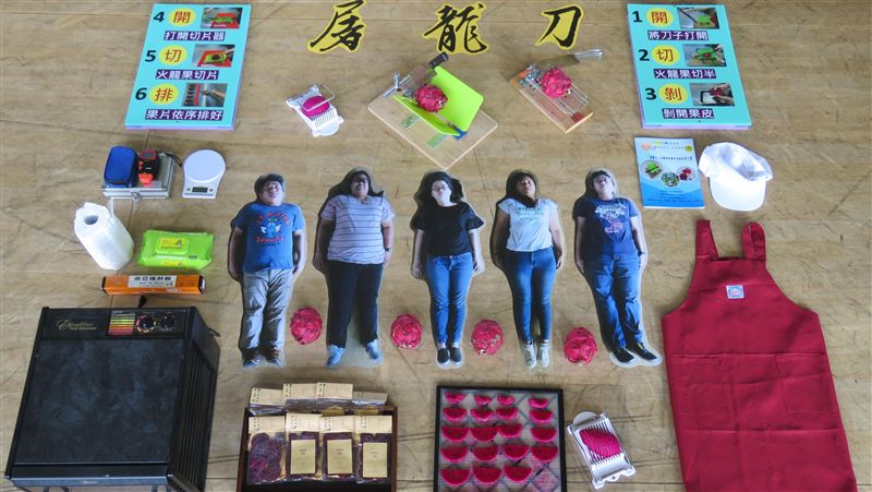 它殺了火龍果？師一招教身障生切水果