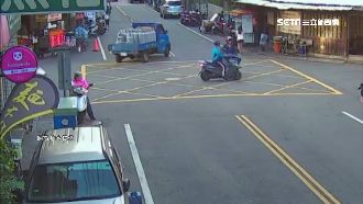 疑左轉貨車擋視線　機車逆向釀連環撞