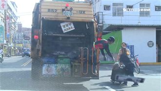 婦衝對街追垃圾車　轉身撞逆向車