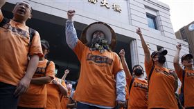 國道收費員自救會交通部外抗議（1）國道收費員自救會成員2日到交通部外抗議，要求政府兌現承諾，返還年資並給予補償，並強調無論哪一黨執政，只要收費員年資補償問題不解決，抗爭就會持續。中央社記者徐肇昌攝　108年11月2日