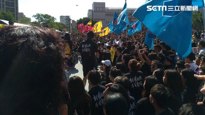 陽明高中師生穿黑衣　要求撤換校長