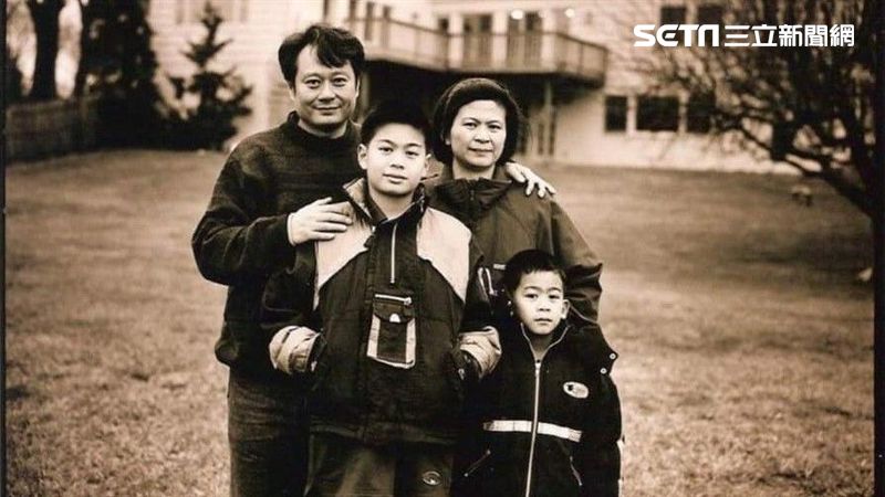 哥哥曝光了！李淳曬與李安兒時全家福
