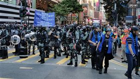 香港11/2維園集會　港警舉牌警告示威者反送中人士申請2日下午3時在維園集會被警方否決，但下午仍有大批民眾到場集會，警方也派遣防暴警察在維園外戒備，並舉牌警告示威者，要他們散去。中央社記者張謙香港攝　108年11月2日