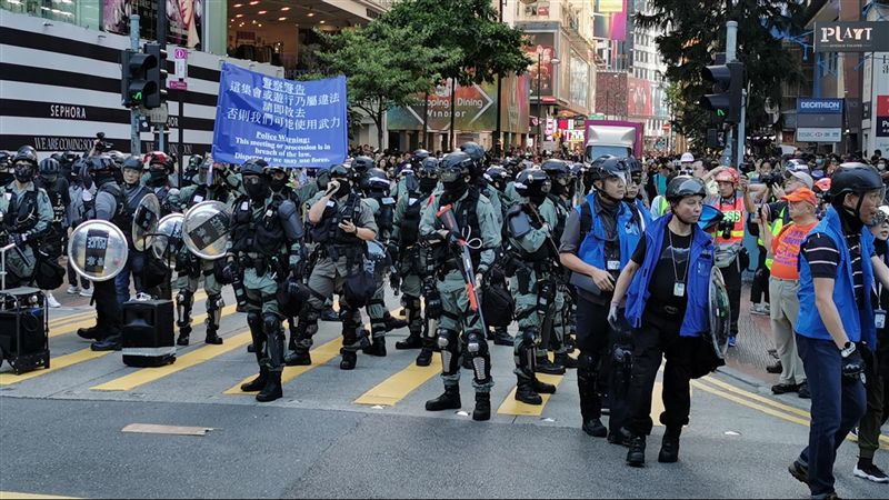 港人湧維園集會！港警舉藍旗警告