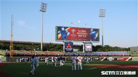 12強官辦熱身賽展開，中華隊練球團體照。（圖／記者王怡翔攝影）