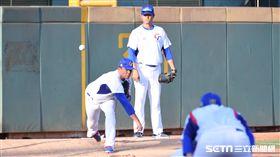 ▲牛棚教練王建民觀察林鋅杰牛棚練投。（圖／記者王怡翔攝影）