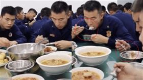消防員,用餐,筷子,鐵叉,訓練,上海,習俗　圖／翻攝微博