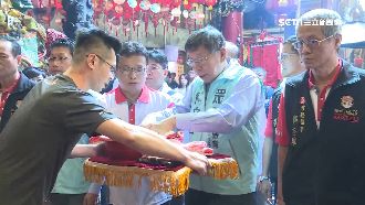 禮生端芙蓉淨身水　柯會錯意拿來洗手