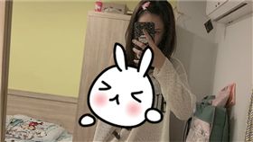 爆廢公社,寬領,長版上衣,修改,香肩,胸罩,身材,調皮,駕馭,衣服,正妹,雪乳 圖／翻攝自爆廢公社臉書