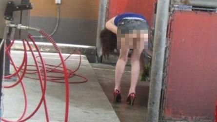 妹子洗車露蜜桃！條紋哥猛盯　網嗨翻