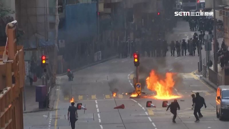 催淚彈、爆裂物齊飛！港警民對峙升溫