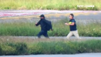 男子爬起落架遭逮　民眾：他躲石頭後