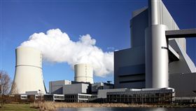 德擬加快能源轉型腳步 訂定廢煤時間表燃煤火力發電的碳排居高不下，因此德國新政府打算在今年年底前訂出停用煤電的時間表。圖為萊比錫（Leipzig）近郊的燃煤火力發電廠。（LEAG提供）中央社記者林育立柏林傳真　107年1月13日