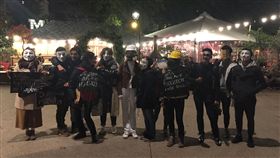 (16:9)旅法港人萬聖節變裝遊行 與市民面對面交流為抗議港府頒布「禁蒙面法」，聲援香港民眾於10月31日萬聖節當晚聚集巴黎進行快閃活動。十多名香港、台灣、法國參與者戴上V怪客、小熊維尼等面具，挑戰中國政治禁忌。中央社記者曾婷瑄巴黎攝  108年11月1日