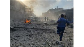 敘利亞邊境城鎮特爾阿布雅德市場2日發生汽車炸彈攻擊，造成13死30傷。敘利亞人權瞭望台組織表示，死傷者包括親土耳其戰士及平民。（安納杜魯新聞社提供）