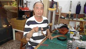 鬼門關走一遭助浪子回頭　吳俊緯開創玩皮人生曾在八大行業中打滾多年的吳俊緯，8年前發生嚴重車禍，在鬼門關前走一遭也終於讓他浪子回頭，投入學習皮件加工創作，藉以重生，開創嶄新「玩皮」人生。中央社記者陳朝福攝  108年11月2日