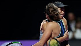 台灣網球一姐謝淑薇與捷克搭檔史翠可娃3日以6比1、6比2輕取歐洲聯軍，晉級決賽，將與2019年法網女雙冠軍組合爭冠。（圖取自facebook.com/Dreamwalker.SwHsieh）