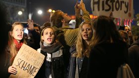 德極右政黨進國會  群眾抗議：真可恥德國柏林24日群眾上街示威，抗議極右政黨德國另類選擇黨（AfD）進入國會，一名抗議者手拿寫著「納粹進入國會，真是可恥」的紙板。（安納杜魯新聞社提供）中央社  106年9月25日