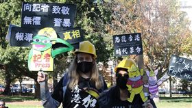 美國華府聲援香港組織「DC4HK」2日在拉法葉廣場舉辦集會，響應國際港人發起的「112求援國際，堅守自治」活動。圖為參與民眾手持特製看板為香港打氣。中央社記者徐薇婷華盛頓攝 108年11月3日