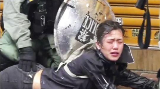 港警壓制女示威者…手放屁股引網怒火