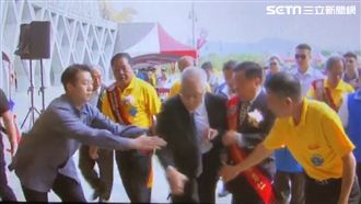 宿醉還沒醒？吳敦義走路踉蹌險跌倒