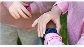 Google 1日同意以21億美元（新台幣645億元）收購穿戴式裝置公司Fitbit，進軍穿戴式科技市場。（圖取自facebook.com/FitbitTW）