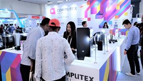 印度資通訊展台北展館　參觀者眾多外貿協會在2018年印度資通訊展設立台北國際電腦展館，展出多項台灣資通訊產品，吸引印度參觀者詢問。中央社記者康世人新德里攝　107年3月8日