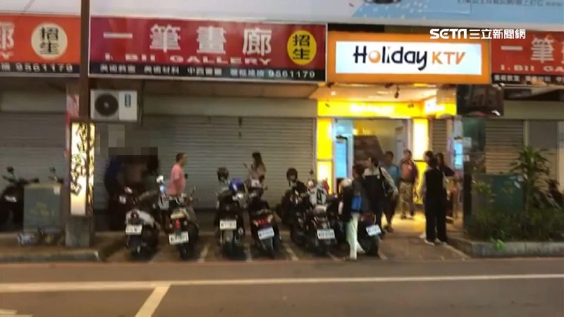 歡唱後街頭2打1！暴力揮拳嚇壞路人