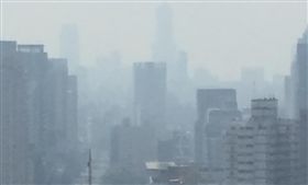 高雄八五大樓「朦朧美」…苦苓狠酸：在有與沒有之間（圖／翻攝自苦苓臉書）