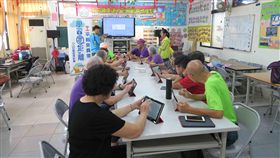 數位機會中心上課　平板電腦可以借回家教育部近年推動「行動近用計畫」，開放偏遠地區民眾到數位機會中心（DOC）免費借用平板電腦，獲得熱烈迴響。圖為嘉義縣民眾學習使用平板電腦。（教育部提供）中央社記者陳至中台北傳真　108年2月26日