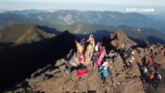與神同行！信徒扛30kg神尊攻玉山