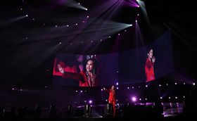 台灣歌手楊丞琳2日晚將婚後首個演唱會獻給馬來西亞，心情大好的她不避諱談起李榮浩，最終因歌迷太熱情而開放點唱，卻記不住歌詞而向歌迷借手機求救，可愛舉止樂翻全場。中央社記者郭朝河吉隆坡攝　108年11月3日