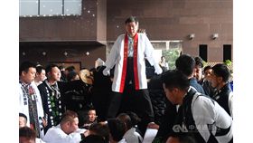 台北市政府觀光傳播局3日在市府前廣場舉辦「日本愛媛縣松山市大神轎來台北撞轎祈福盛典」活動，台北市長柯文哲（中）也登上大神轎參與遊行。中央社記者林俊耀攝　108年11月3日