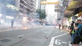 反送中維園集會　港警狂射催淚彈強勢清場香港「反送中」人士申請2日下午在維多利亞公園集會，雖遭警方否決，但仍有大批支持者到場。圖為警方下午4時後，開始在附近街道狂射催淚瓦斯清場。中央社記者張謙香港攝　108年11月2日