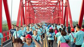 西螺太平媽祈福馬拉松熱鬧開跑（1）2019西螺媽祖太平媽祈福馬拉松27日清晨鳴槍起跑，近5000名跑者共襄盛舉，賽事路線也行經西螺當地最大地標西螺大橋，場面壯觀。（活動咖提供）中央社記者龍柏安傳真  108年10月27日