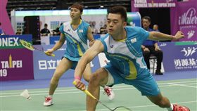 台北羽賽　王齊麟程琪雅混雙首輪止步（1）台北羽球公開賽3日混雙賽程開打，地主混雙組合王齊麟（右）、程琪雅（左）首輪強碰頭號種子的馬來西亞組合陳炳順、吳柳螢，以21比17、11比21、11比21吞敗。中央社記者張新偉攝　108年9月3日