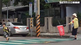 不怕風吹雨打！78歲她樂當導護阿嬤