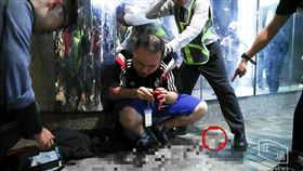 反送中／流血衝突！示威議員左耳遭暴徒咬掉狠甩　血濺滿地
圖／立場新聞